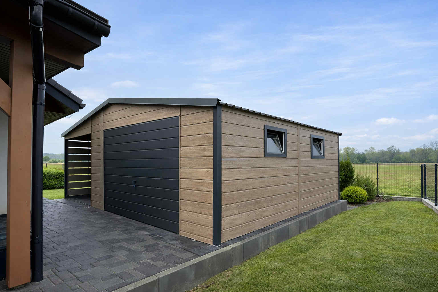 Garaż blaszany 7x6, dwuspadowy, jednostanowiskowy z wiatą